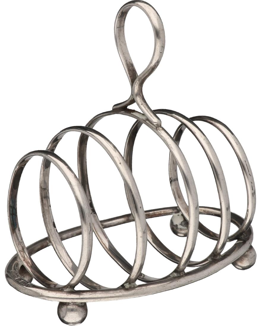 Toast rack silver.: On 4 ball feet. England, Birmingham, Elkington & Co., 1904-05, hallmarks: E & Co. Ld, anchor, lion, e. 9.5 x 9.5 x 5.5 cm. Total weight 78 grams, 835/1000.