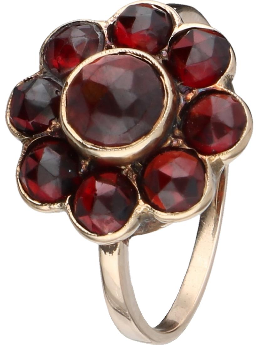 Rosette ring yellow gold, with granate - Below Dutch: Ring size: 17.5 mm. Weight: 3.13 grams.