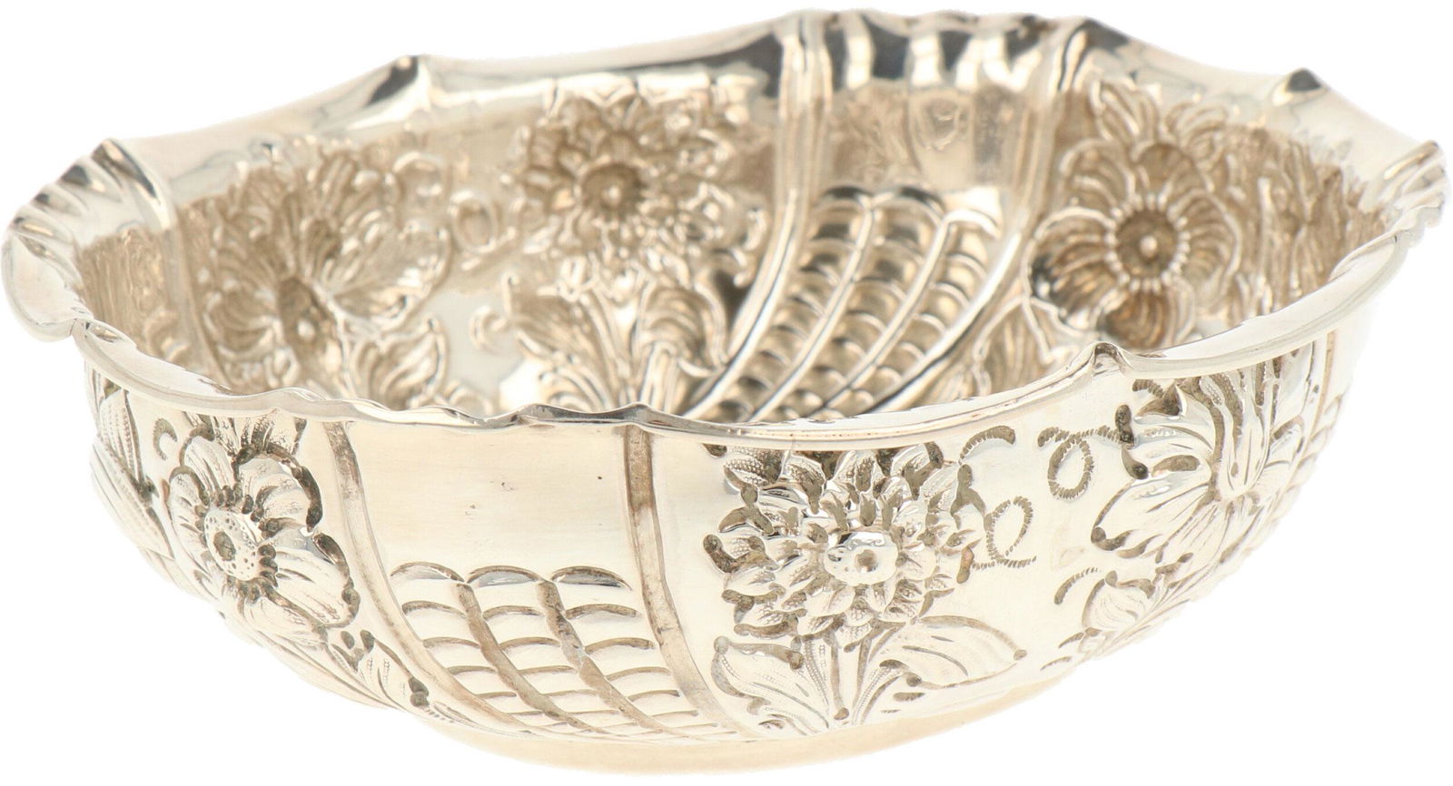 Sugar basket silver.: With driven and hammered decor with flowers and leaves. England, London, presumably Charles Stuart Harris, 1886-1887, hallmarks: lion, leopard, L, coronation mark, C.S - 5 x 14.4 x 12.5 cm, 108.4 gram