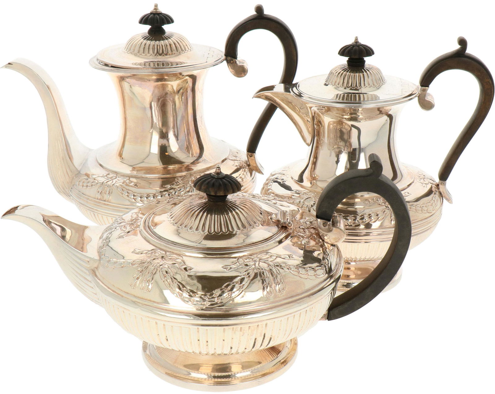 (3) piece set of silver.: W.o. coffee-, tea- and chocolate ewer with garland and bow decorations and black handles. England, London, John, Henry & Charles Lias/Charles Stuart Harris, 1834/1895, Hallmarks: lion, panther head, m