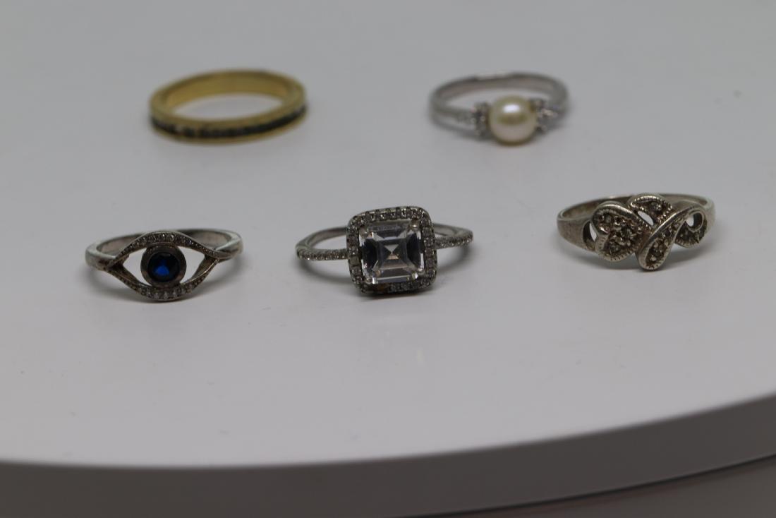 lot of 5 ladies rings (1 of 4)
