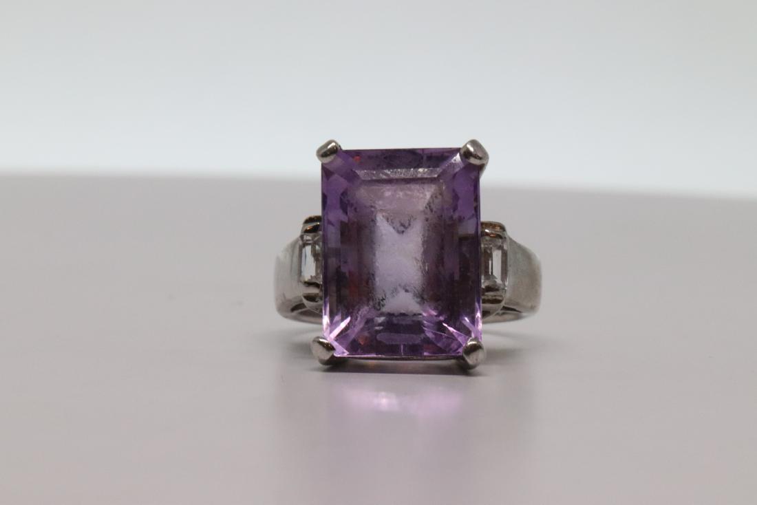 Ladies silver ring With a beautiful center stone (1 of 3)