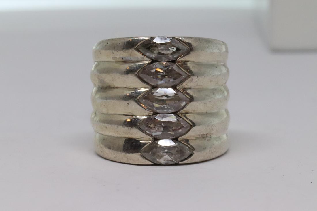 Ladies silver ring With a beautiful center stone (1 of 3)