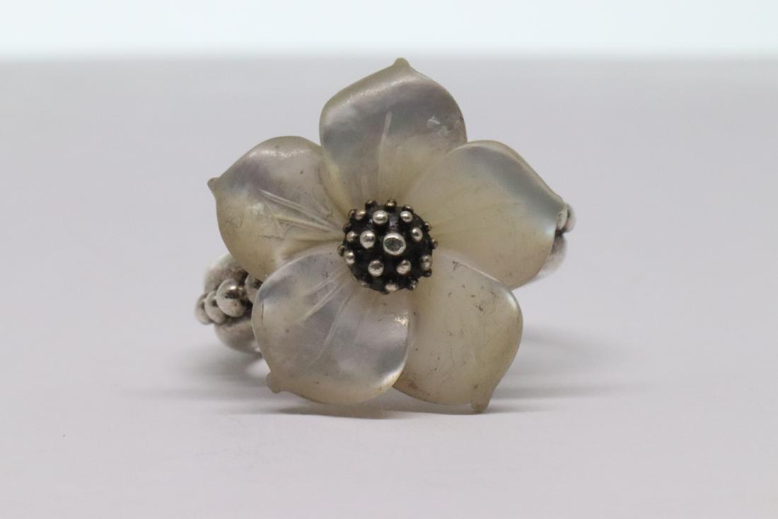 Flower silver Ring: This ring is a silver 925 ring signed "Stephane" with Daisy flower. The rings total weight is 12.4g and size 7.25mm