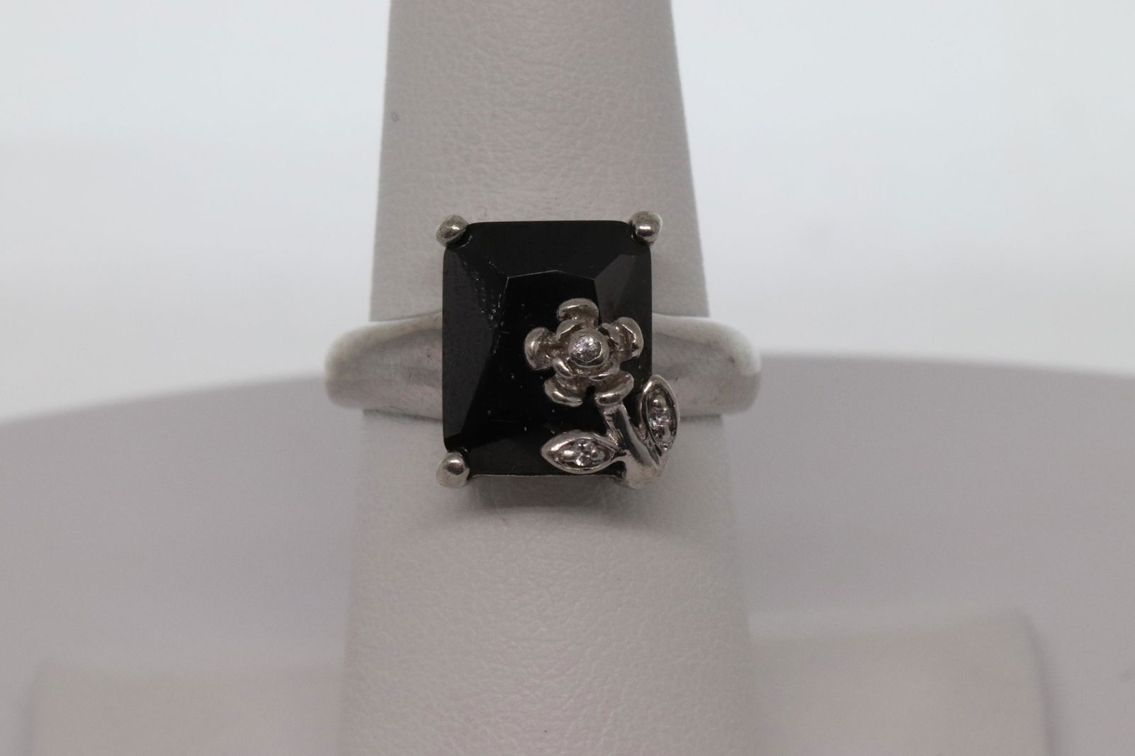 Ladies .925 Silver ring (1 of 3)