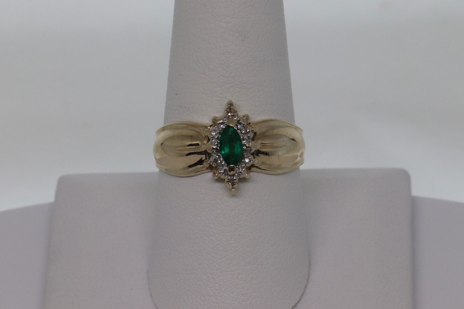 Ladies Emerald Ring (1 of 4)