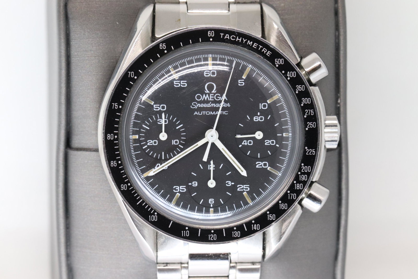 Omega Speedmaster Automatic.: This is a Omega Speedmasterin a Excellent Condition. Gender: Men. Approx Age: 1980. Movenment: Automatic. Case size: 39.00. Case Material: Stainless steel. Dial: black Bracelet: stainless steel. Bezel