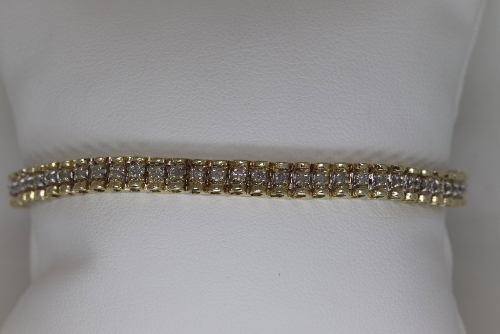 14KT Ladies Diamond Bracelet: A beautiful 14kt Yellow Gold Diamond Bracelet. The bracelet has a total of 61 round brilliant diamonds. The total diamond weight is approx 2.00tcw. The bracelet has been fully polished. Total weight o