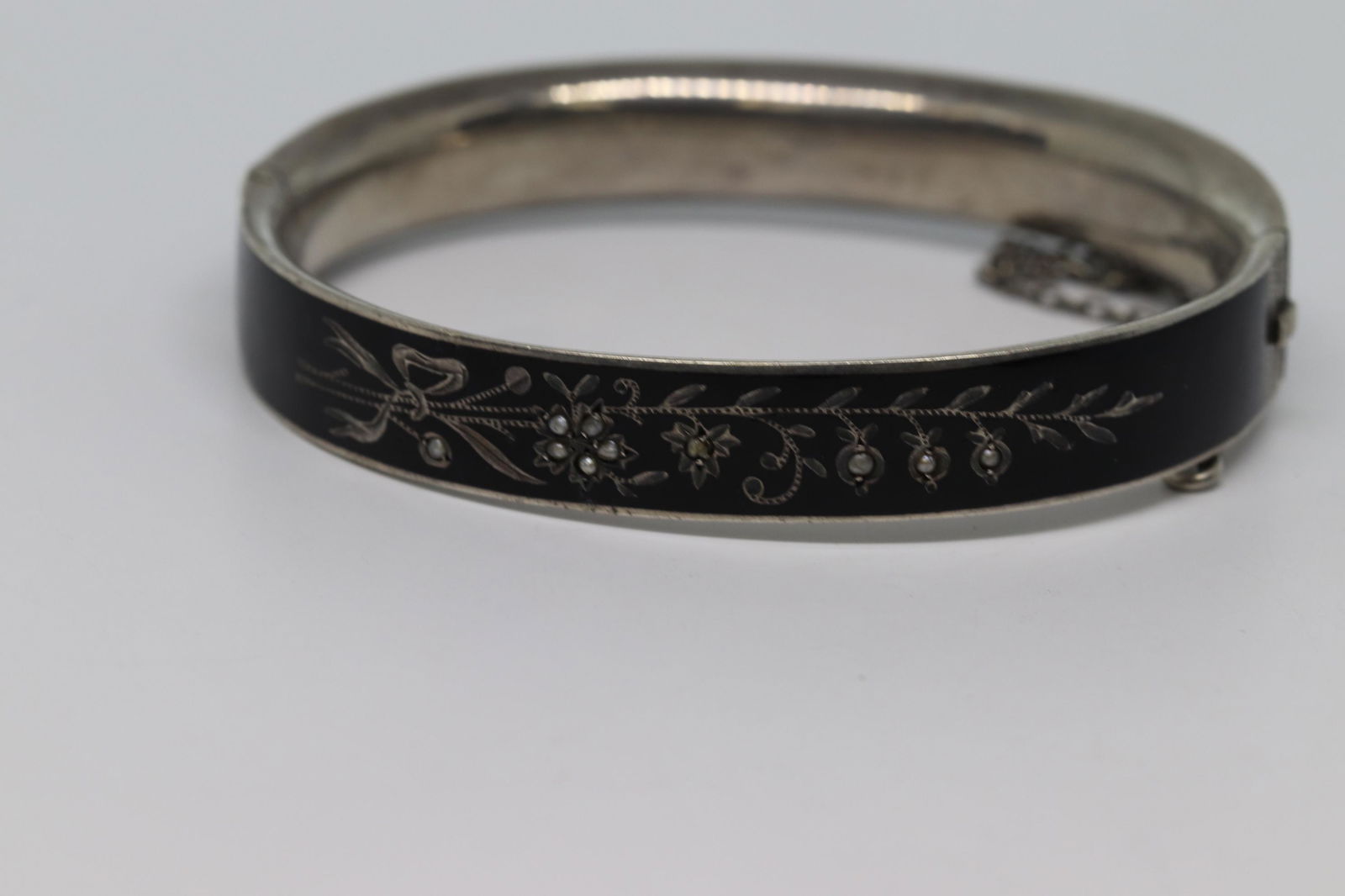 Gorgeous Womens Bangle with and amazing design (1 of 5)