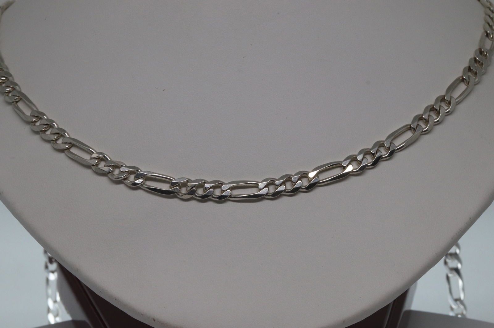 .925 Silver Chain: This is a .925 silver chain. The chains size is approx 32in. The weight is 35.3g. The chain is in very good condition almost new condition.