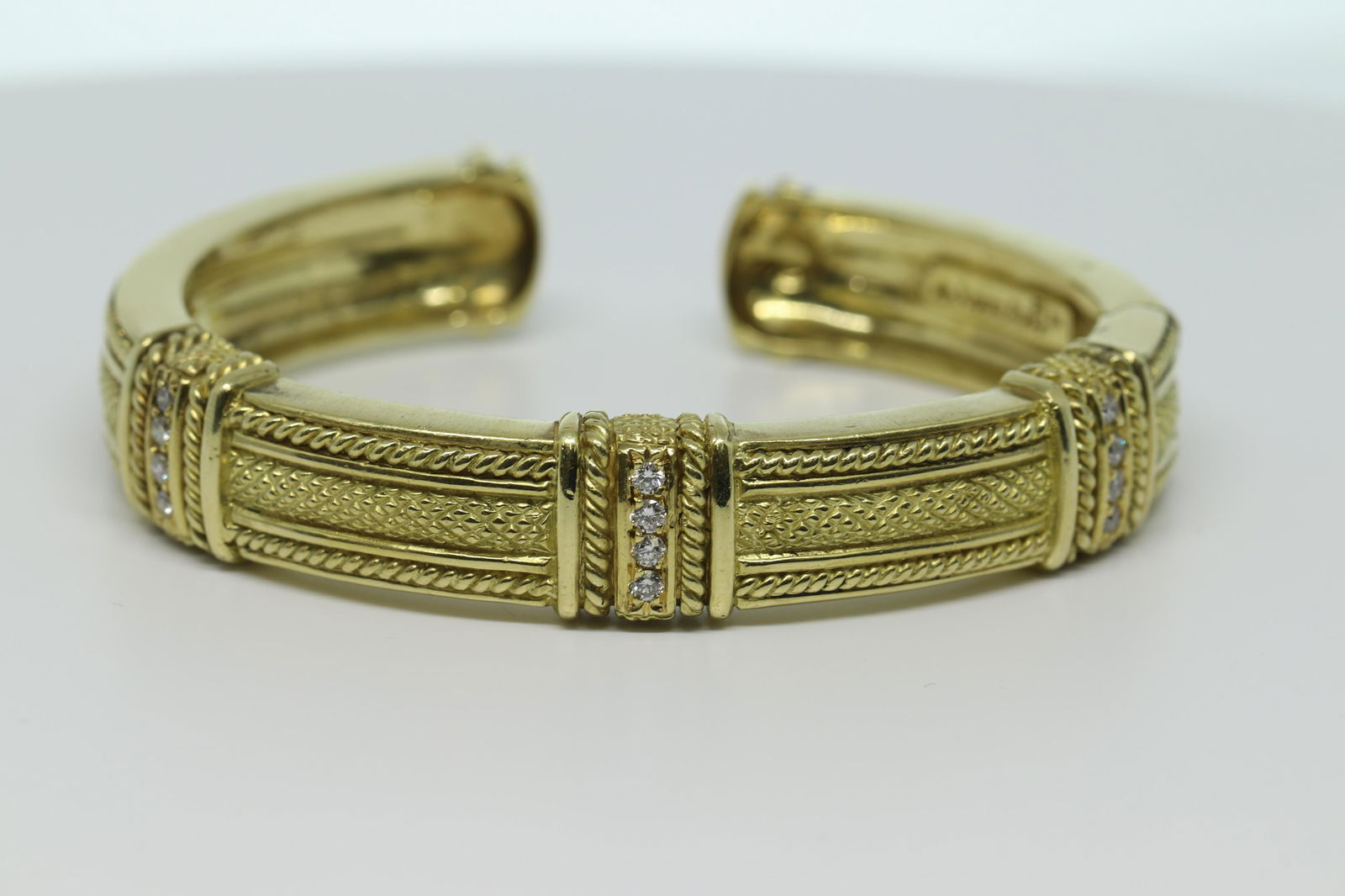 Judith Ripka heavy Diamond hinged bangle in 18K yellow: Judith Ripka heavy Diamond hinged bangle in 18K yellow gold Size small. Judith Ripka Diamond hinged bangle in 18K yellow gold Size: Small. Diamond weight : Approx .20 carat. Diamond quality: VS-G. Wei