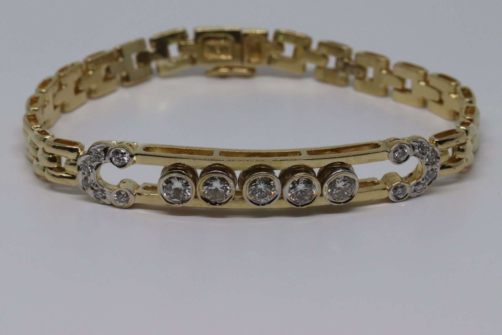 18KT Ladies Diamond Bracelet: A Gorgeous 18kt Yellow Gold Diamond Bracelet. The bracelet has a total of 17 round brilliant diamonds. The diamonds weight are approx 1.00tcw. They are VS1-VS2 clarity. SKU12QSA0