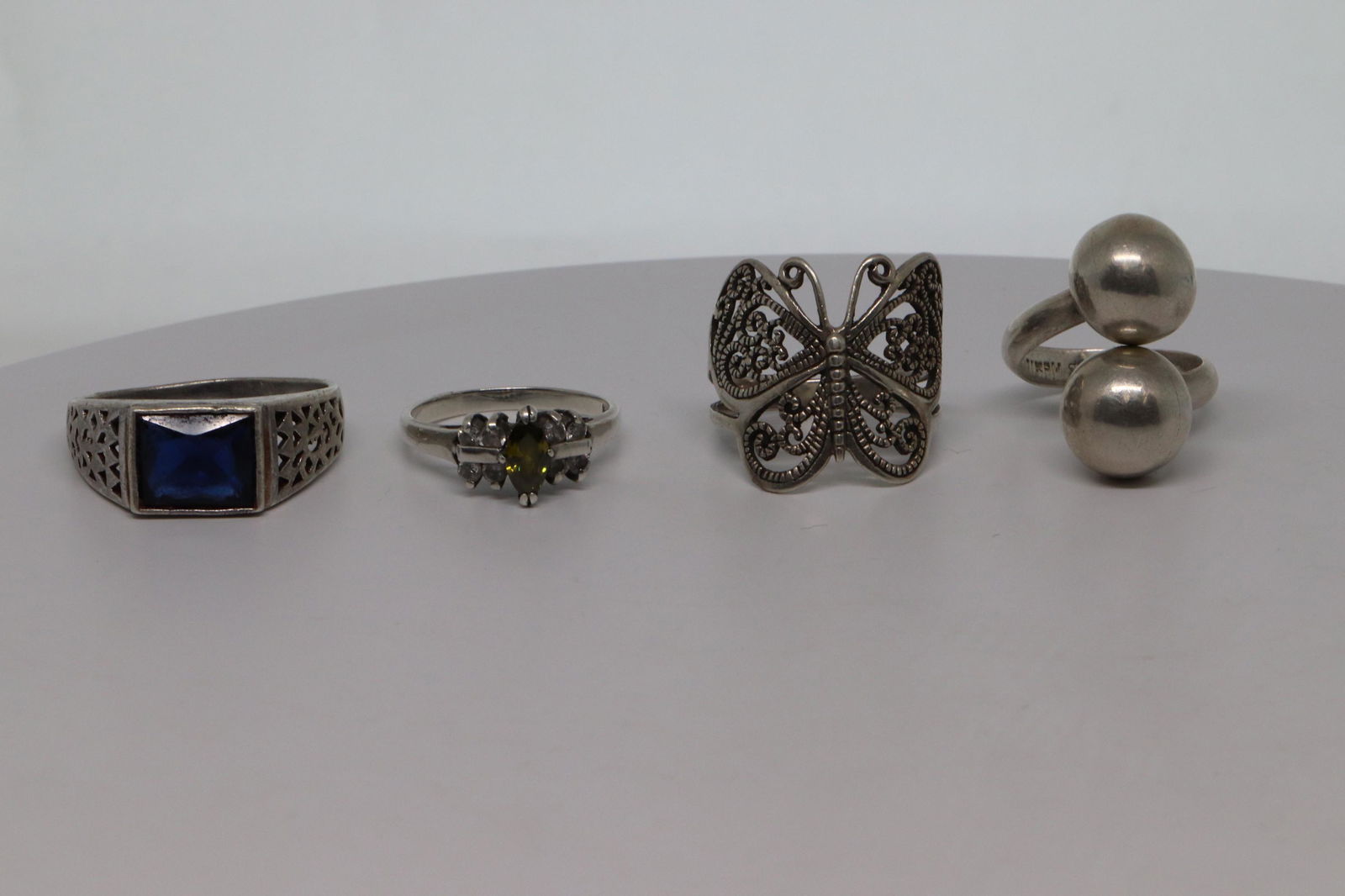Lot of 4 silver rings (1 of 3)