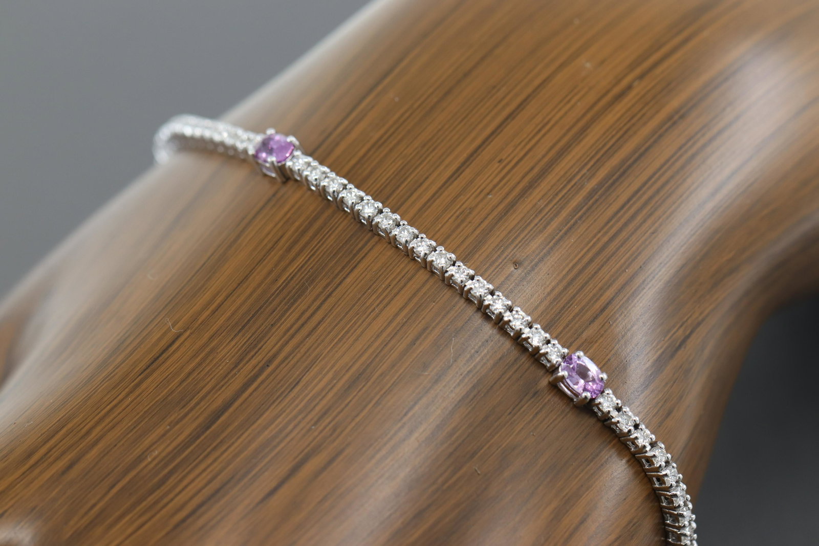 18k Diamond&Pink Sapphire White Gold Bracelet: A Gorgeous 18k white gold Diamond & Pink Sapphire bracelet. The White Gold Bracelet has a total of approx 1.00-1.25tcw round brilliant Diamonds. The diamonds are VS1-VS2 clarity, G-H color. The bracel
