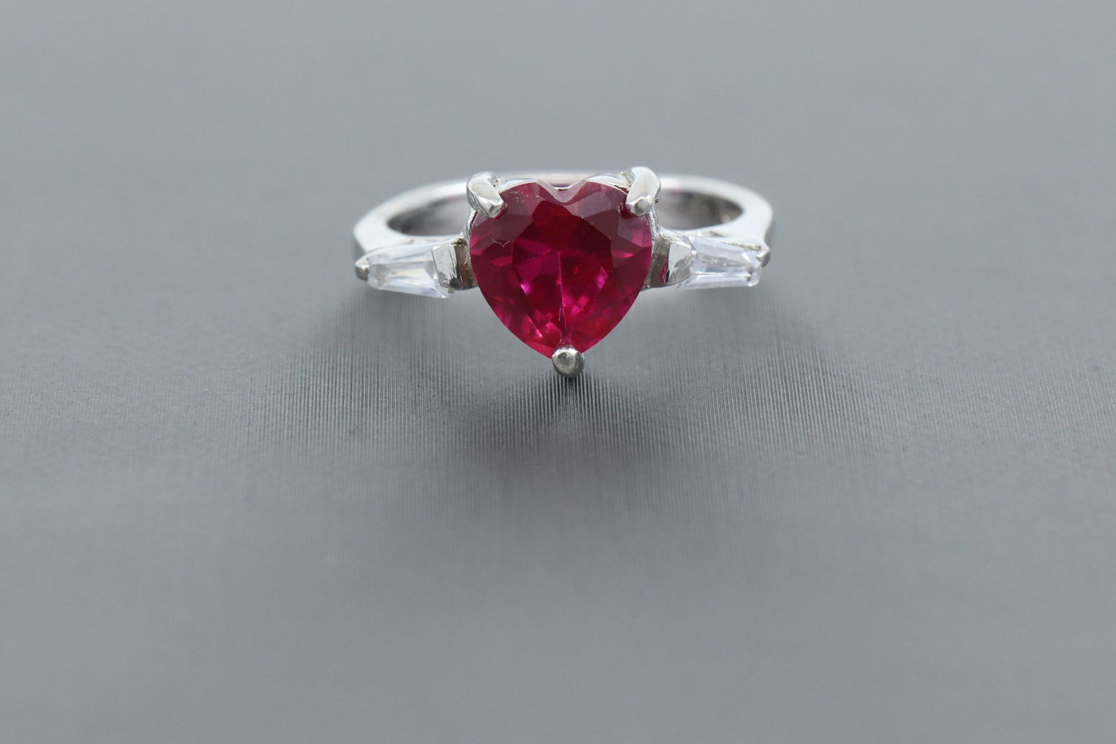 Ladies 925 silver heart ring (1 of 4)