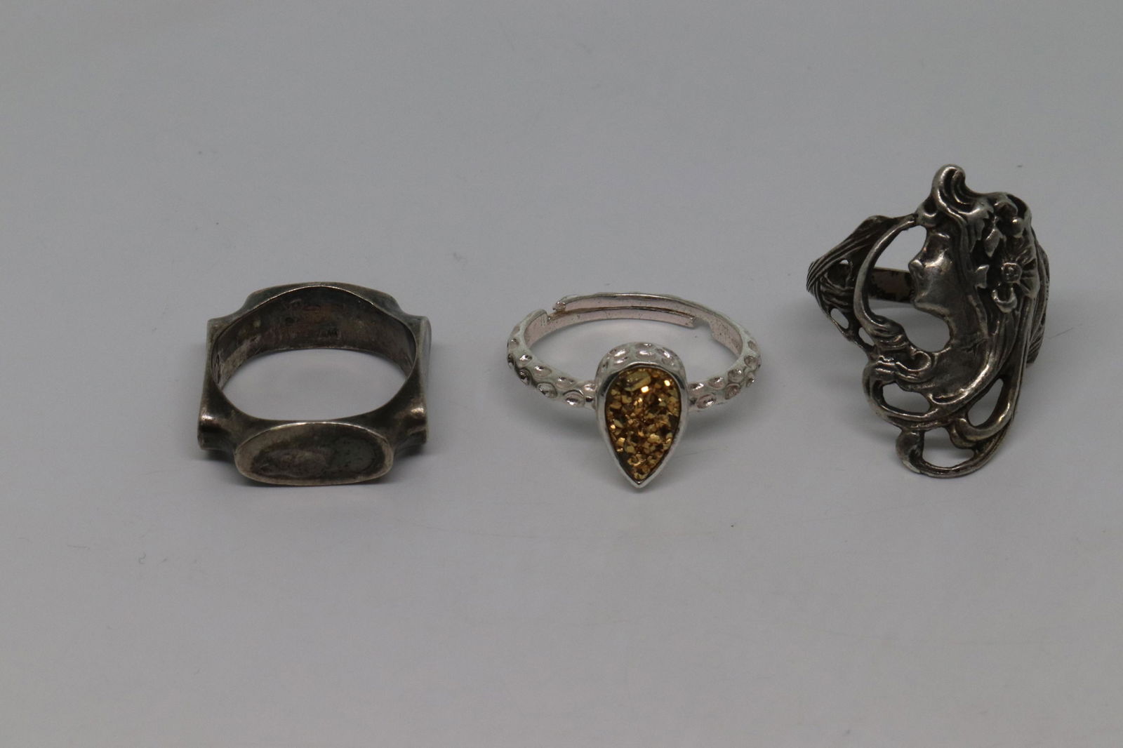 Lot of 3 womens rings and Heart Bracelet (1 of 5)