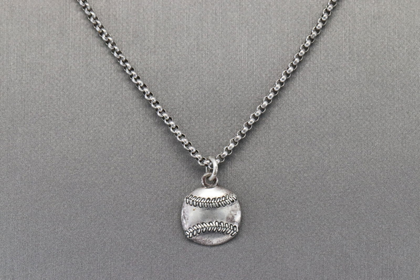 SILVER BASEBALL/SOFTBALL CHARM SPORTS PENDANT NECKLACE: This is a Mens SILVER BASEBALL/SOFTBALL CHARM SPORTS PENDANT NECKLACE. This necklace is in good condition. Total weight is 8.6g.