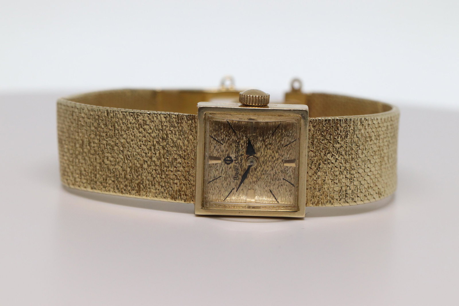 Vintage BAUME & MERCIER GENEVE ladies 14kt Gold Wrist: This is a stunning 80s vintage Baume and Mercier ladies gold watch. Recently professionally serviced. Stamped and tested 14Kt yellow gold. 17 jewel movement, The bracelet is a matching 14Kt yellow gol