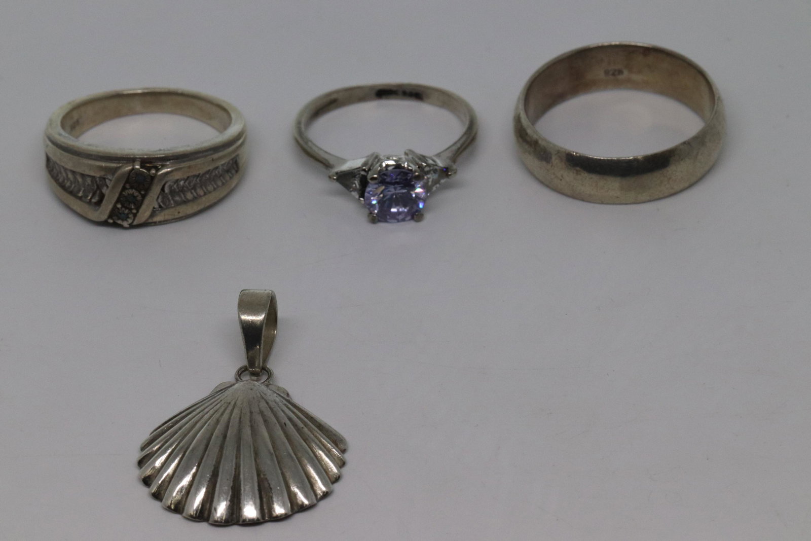 Mixed lot of 4: mix lot of 4 3 rings and shell pendant. Weight 25.3