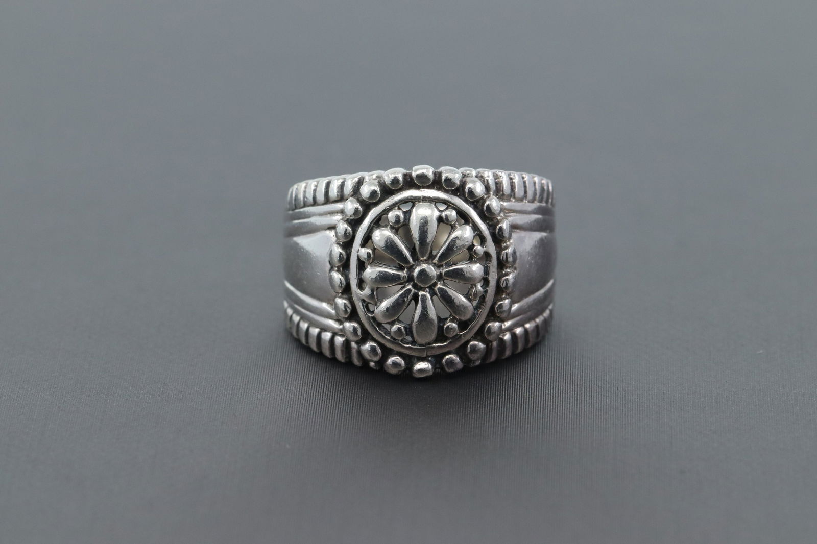 Ladies 925 silver solid ring (1 of 3)