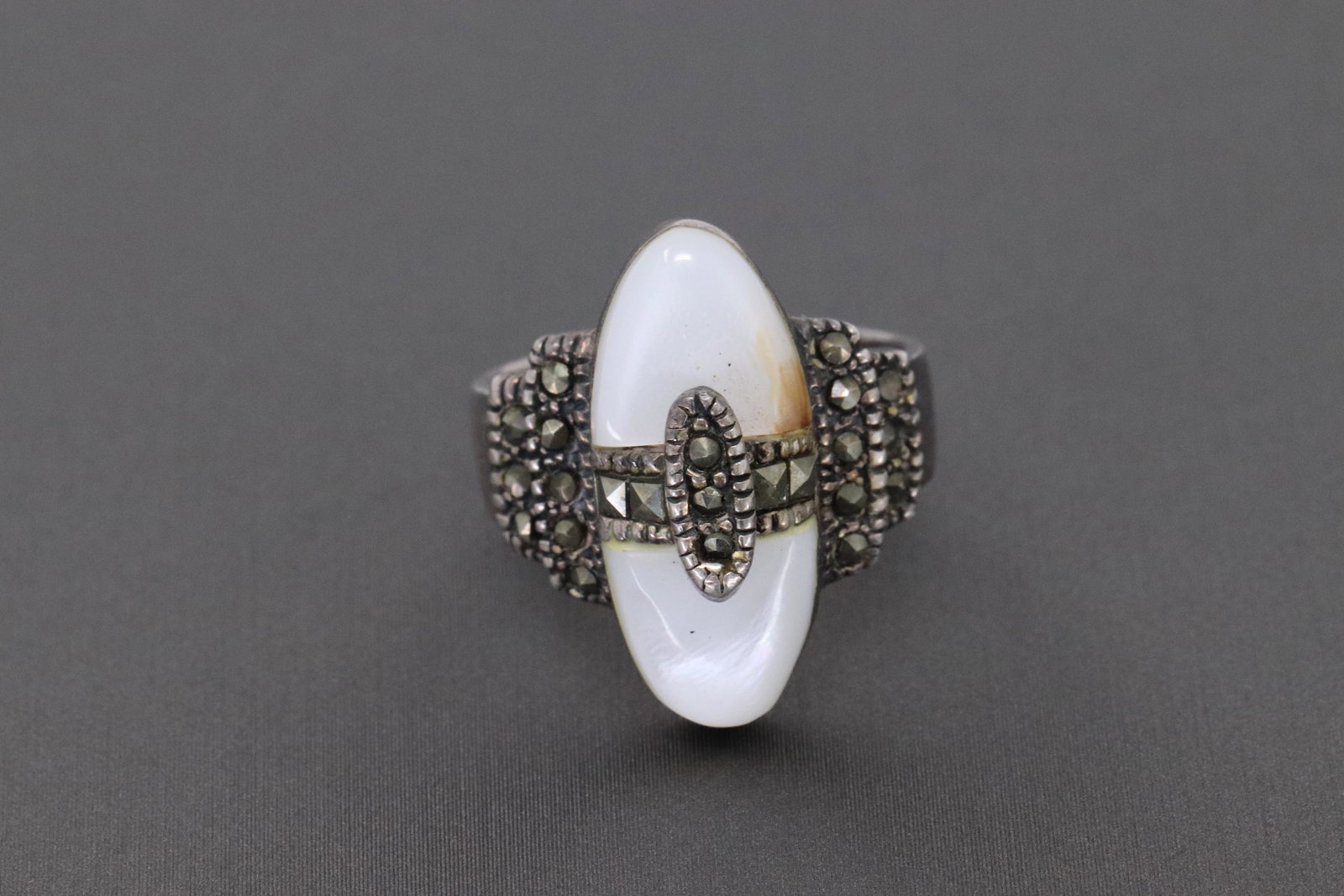 Silver Ladies Diamond cut ring with MOP (1 of 3)