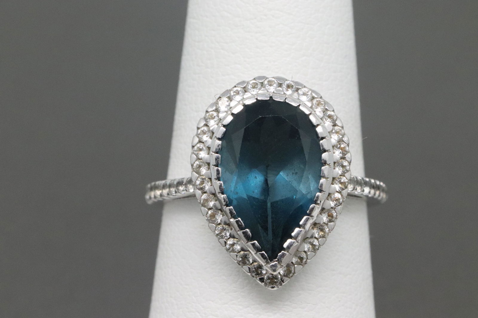 Ladies 925 Silver Ring. (1 of 3)