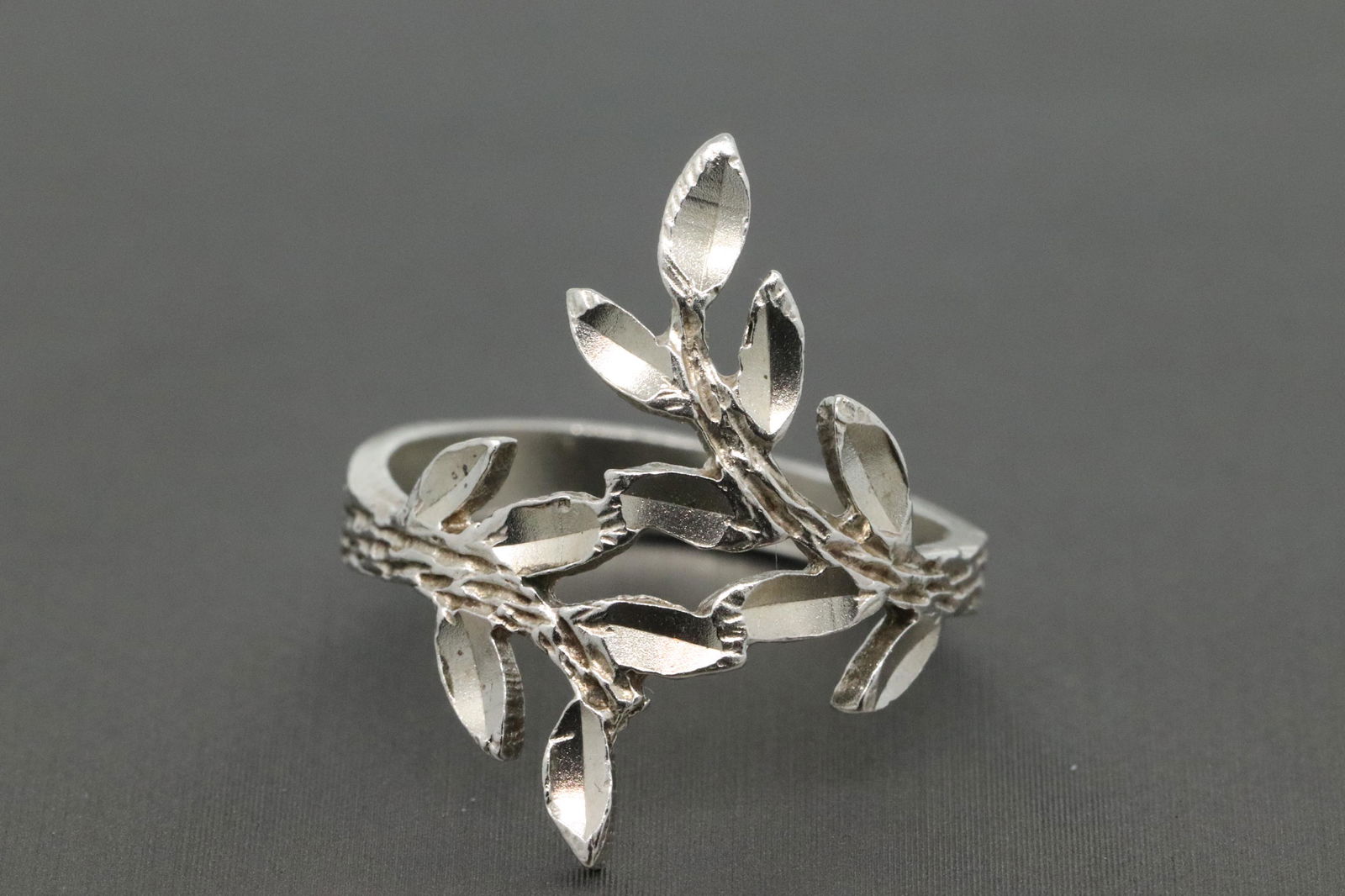 925 Silver Ladies Solid Leaf Ring. (1 of 3)