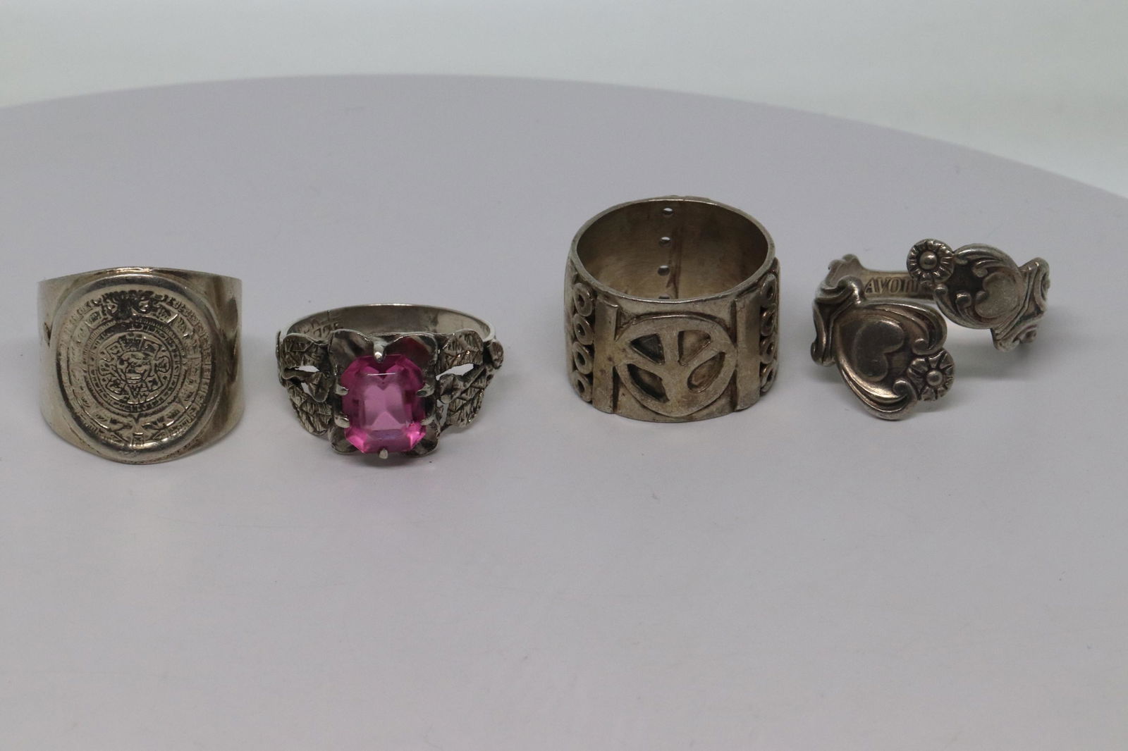 Lot of 4 rings (1 of 3)