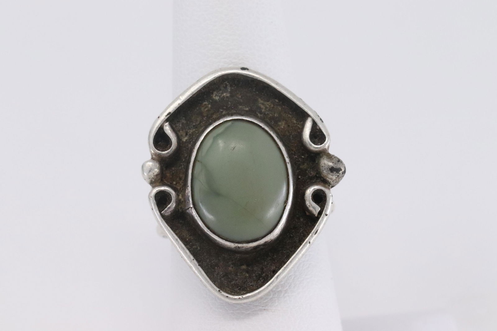 Ladies Silver Ring w/ Jades stone in the center (1 of 3)