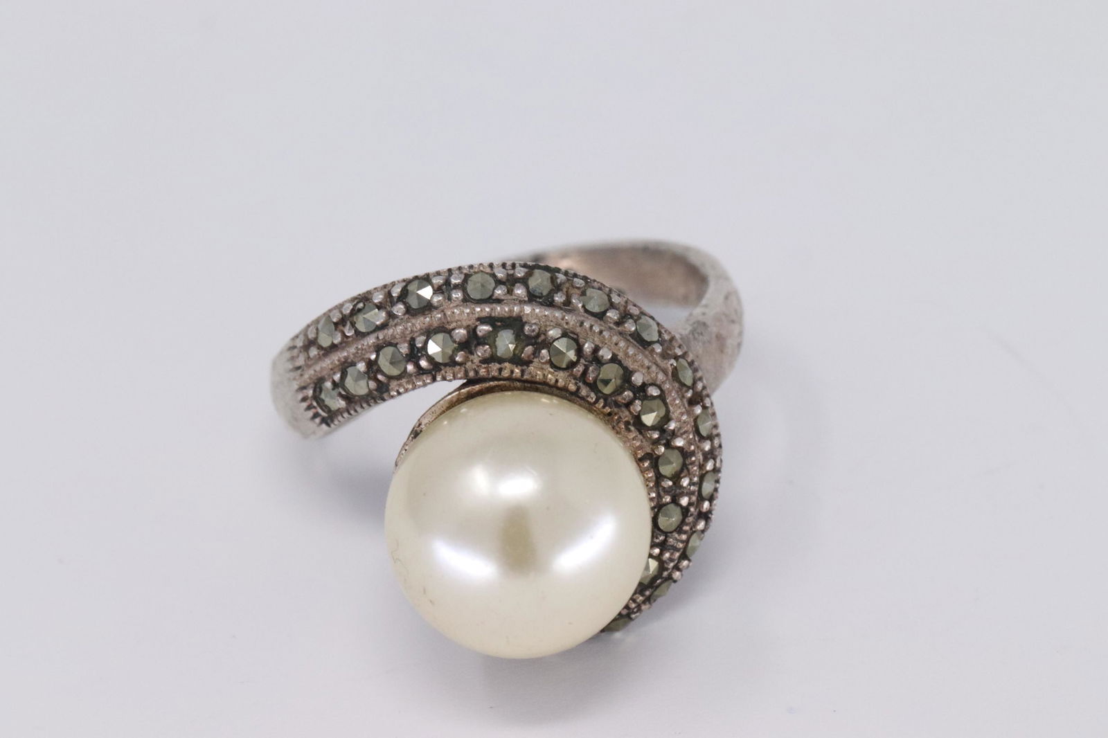 Ladies Silver Ring w/ Pearls (1 of 3)