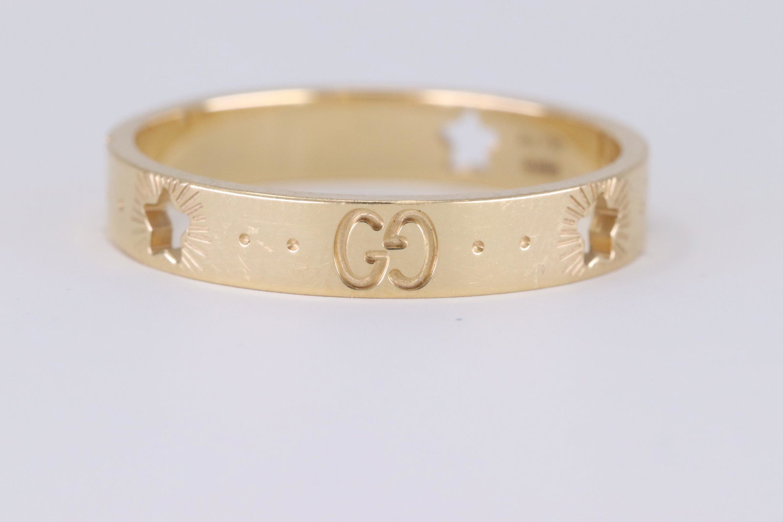 18Kt Gucci Ring: A 18kt Yellow Gold Gucci Icon ring with Stars. This is a timeless piece that goes with everything and is great for stacking as itâ€™s 3.90mm wide. The size in US 10.00. SKU:DJRU2CI