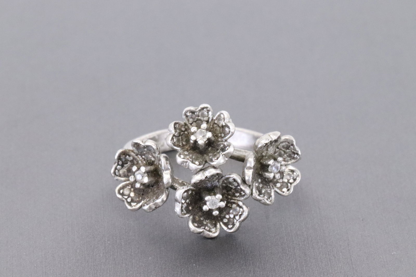 Ladies 925 Flower Ring. (1 of 4)