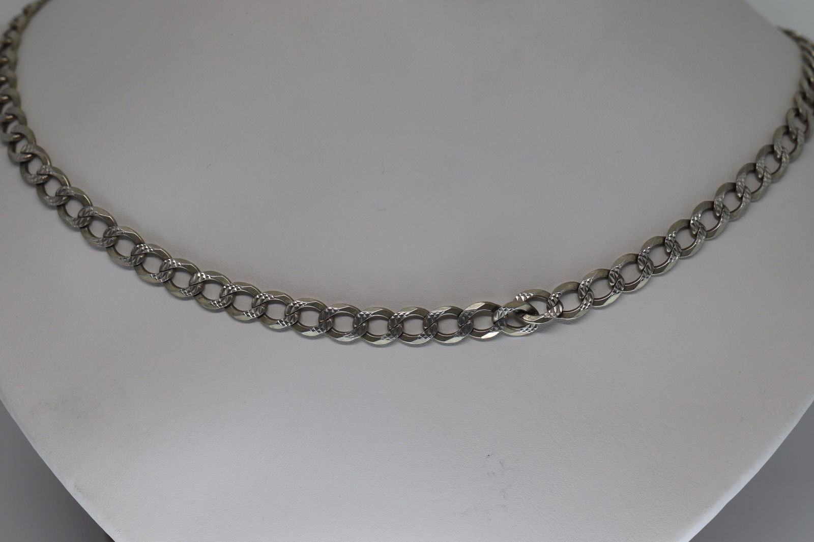Mens 925 silver chain: This is a 925 silver mens chain. This chain is in very good condition. Total weight is 22.3g