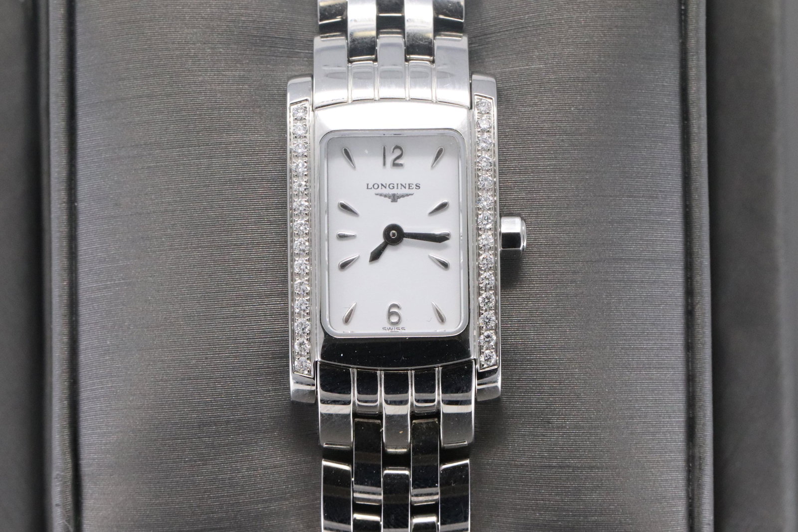 Longines Dolce Vita Damen Uhr L5.158.0 Quartz: Adorn your wrist with this Longines Diamond Dolce Vita Watch. The Dolce Vita watch features a diamond bezel, quartz movement, and a butterfly deployment closure. This Longines watch has been gently us