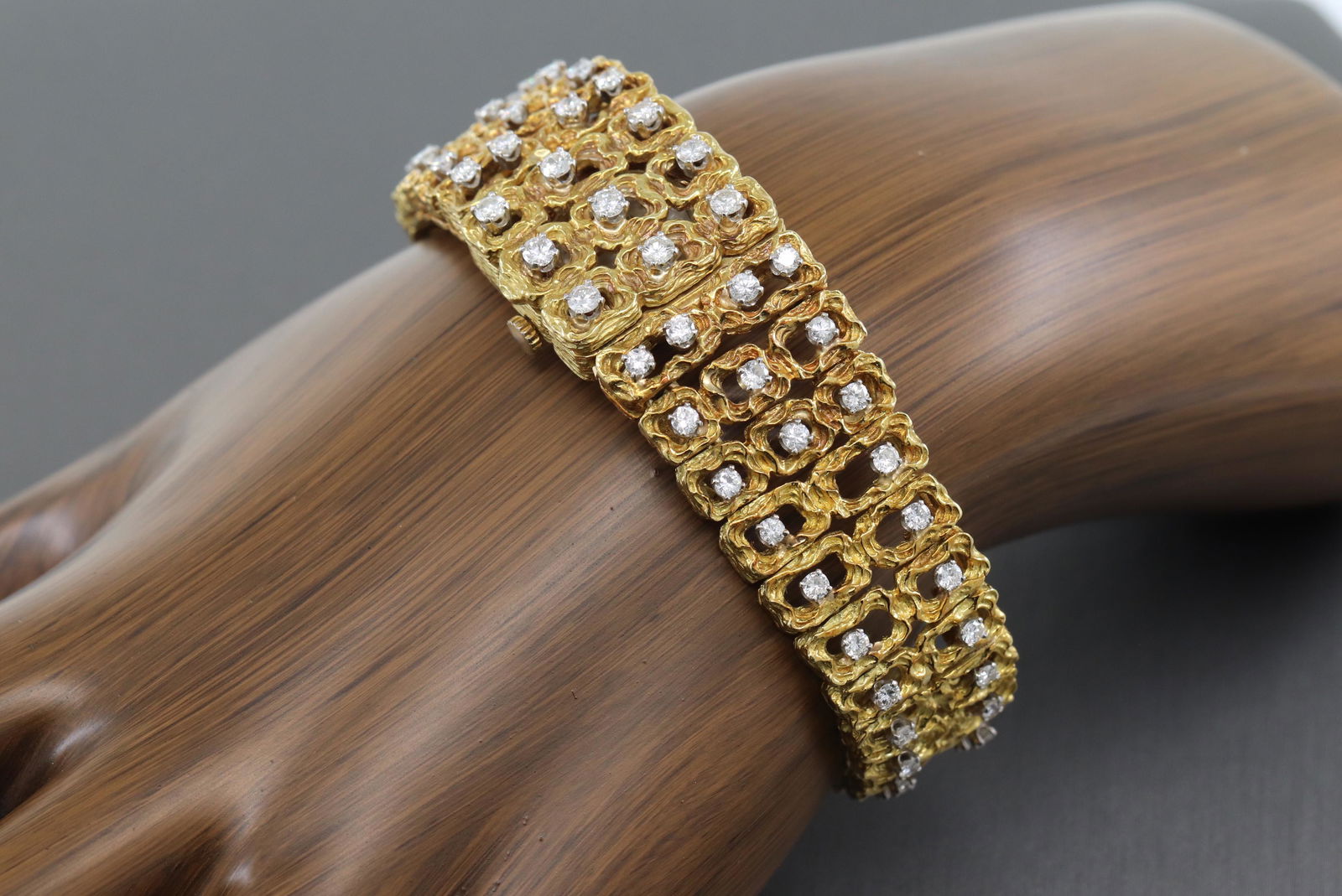 18Kt Ladies Diamond Watch "Moviga".: 18 Karat yellow gold Diamond Watch with Moviga watch. The watch has a total weight of 56.60g. The watch has a total of 85 round brilliant diamonds. Total weight of the diamonds are approx 3.00tcw. The