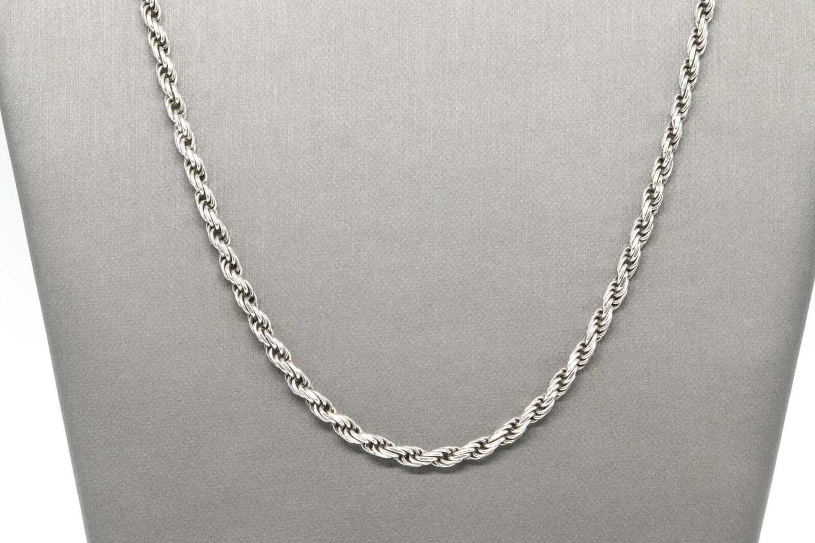925 Silver Mesn Rope Chain.: This is a 925 silver mesn rope chain. This chain in a very good condition. Total chain weight is 28.4g.