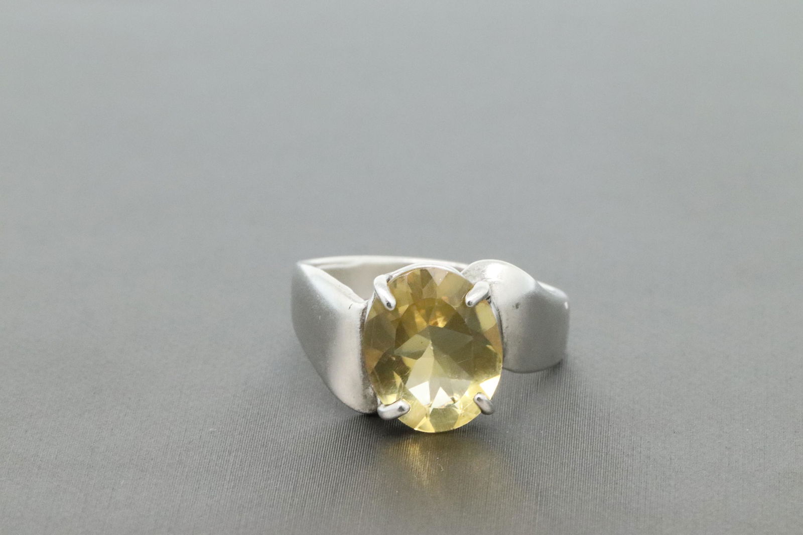 Ladies 925 Silver Ring. (1 of 3)