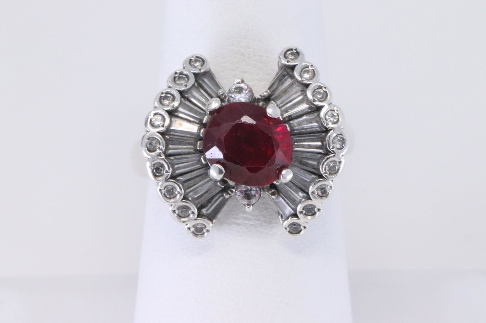 Ladies 925 Silver Ring. (1 of 3)