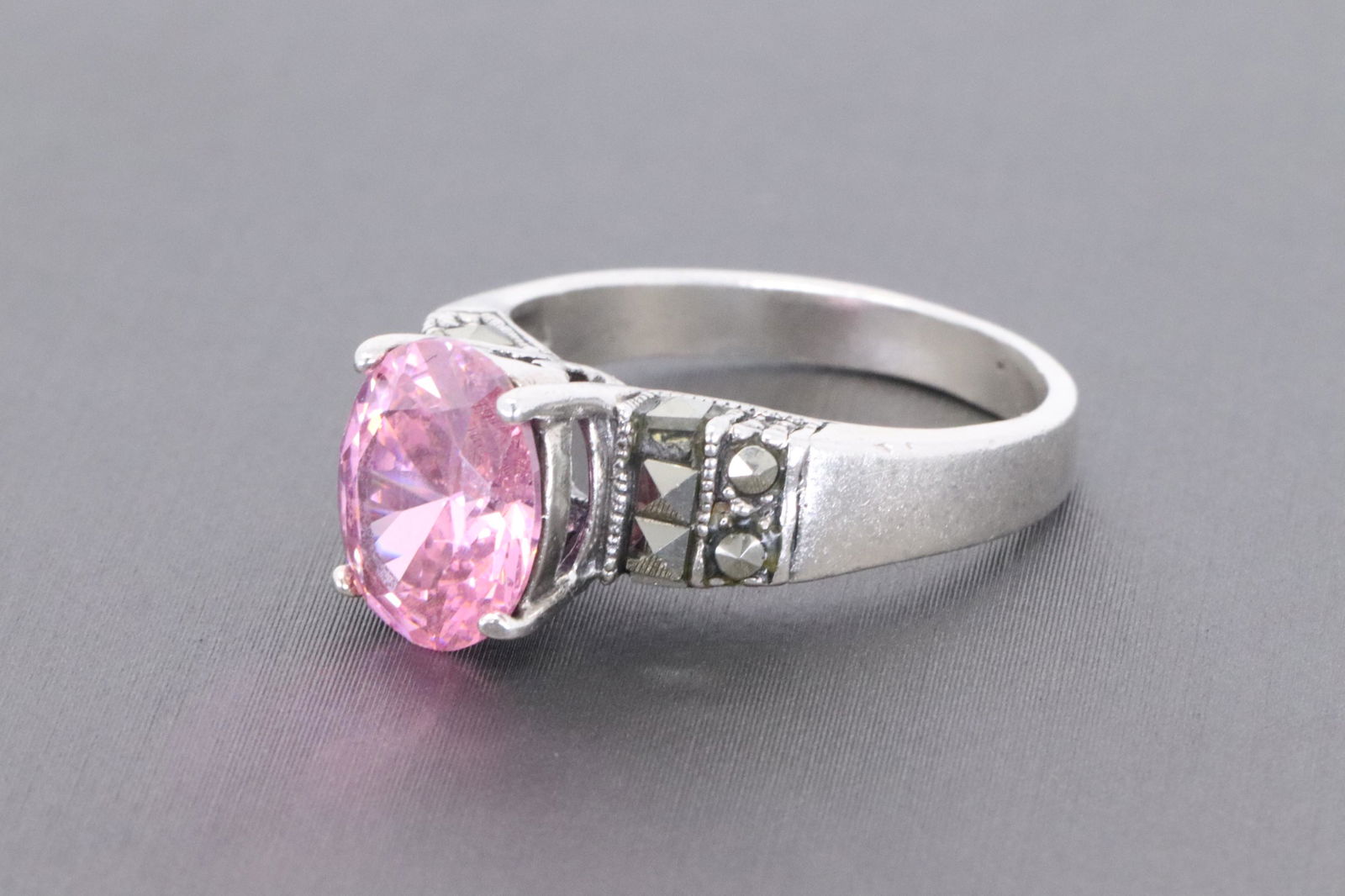 Ladies 925 Silver Ring. (1 of 2)