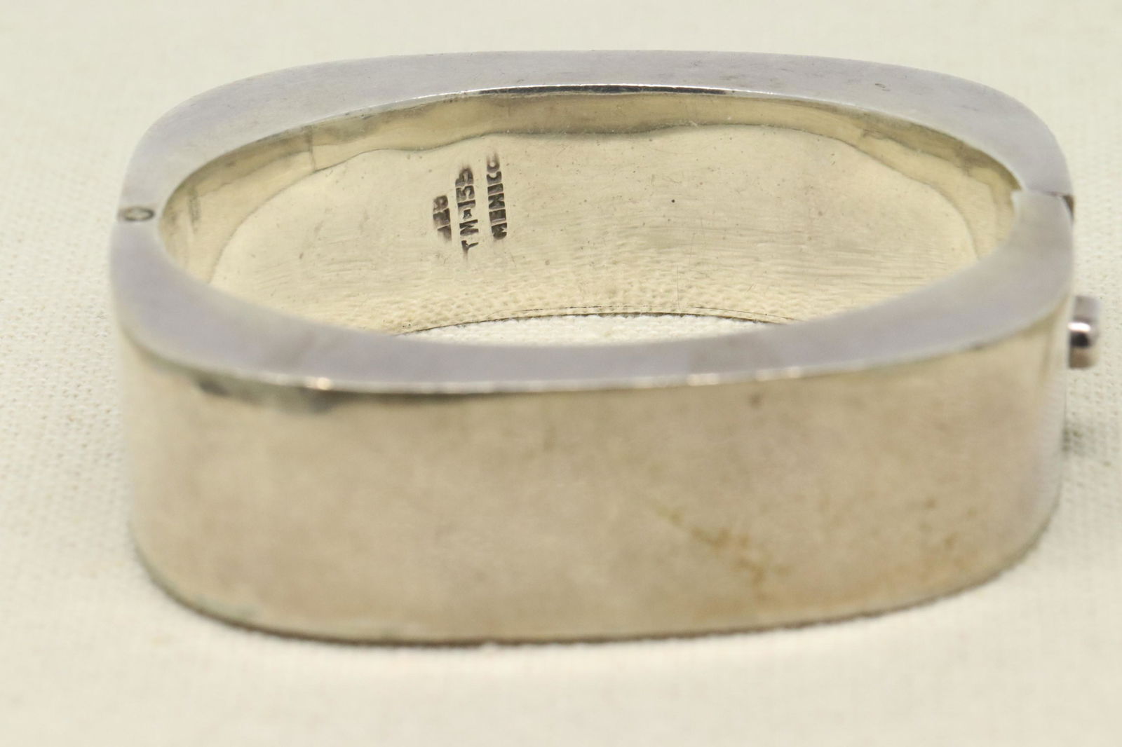 Ladies 925 Silver Bangle. (1 of 4)