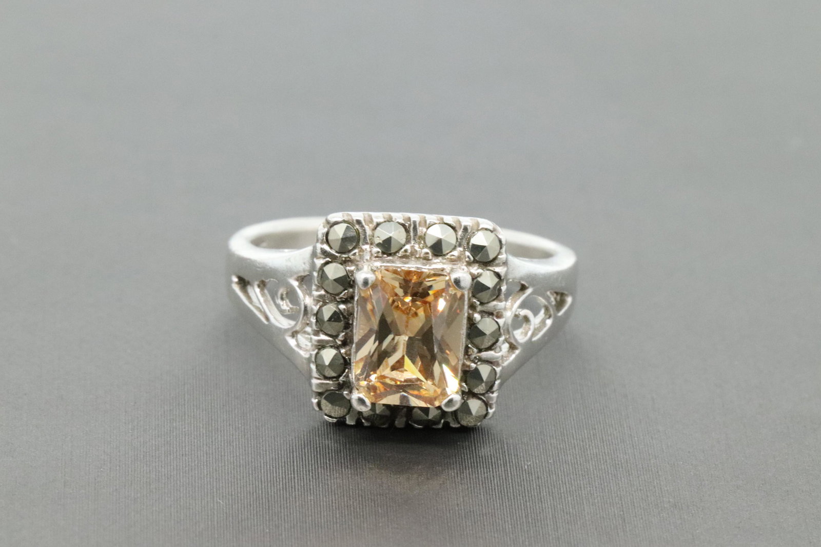 Ladies 925 Silevr Ring.: This is a ladies 925 Silever ring. This ring has a center stone not tested. Ring is in a very good condition. Ring size is 8. total ring weight is 5.2g.