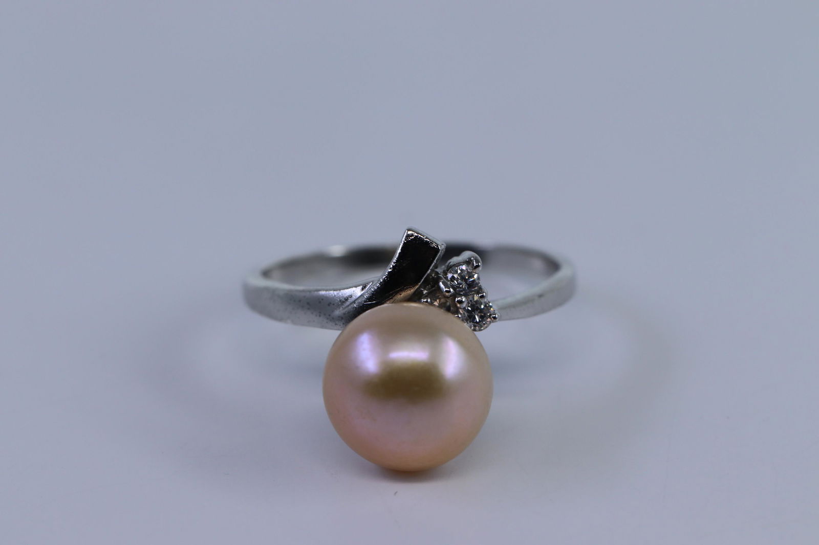 Ladies Pearl Silver Ring. (1 of 3)