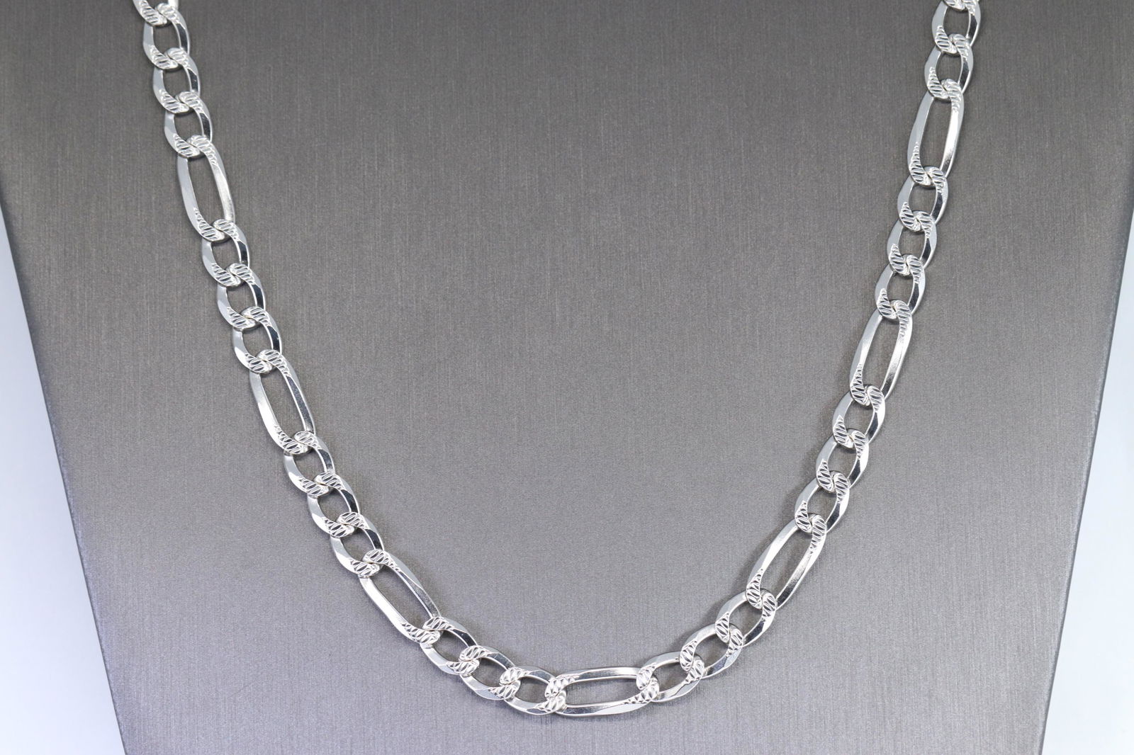 Men's 925 Silver Chain.: This is a 925 Silver Men's Chain. This chain is in a very good condition. Chain total weight is 48.90g.