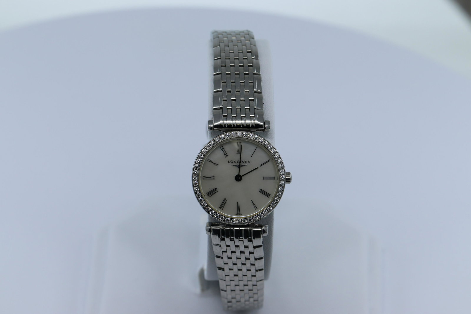 Longines La Grande Classique Diamond Womens Watch: A Longines La Grande Classique Diamond Womens Watch Mother-of-Pearl Dial L4.241. 0. Gender:Women's Strap Material:Stainless SteelFeatures:Easy To Read, 12-Hour Dial Model:La Grande Classique Case Fini