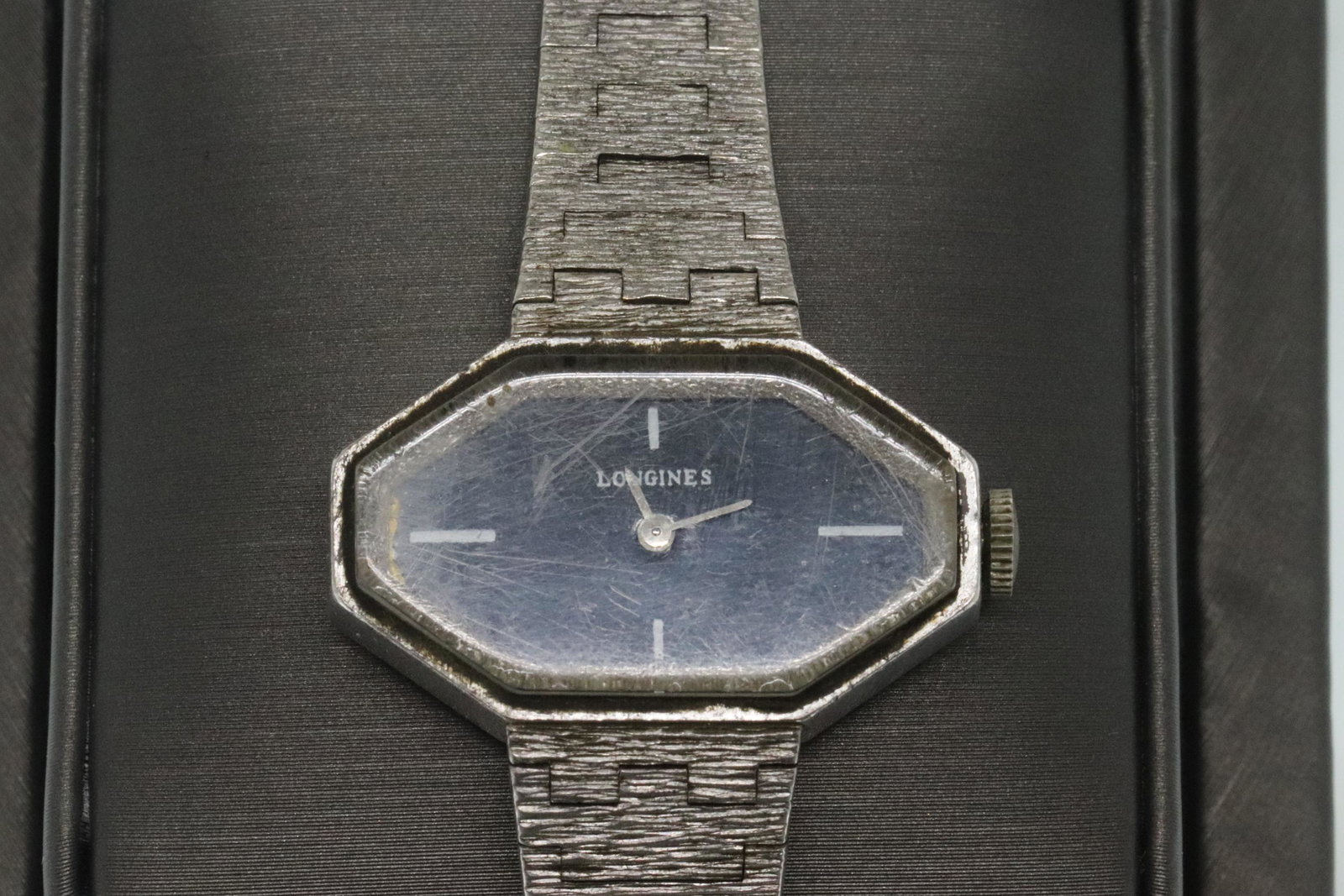 Ladies Longines 925 Silver Watch: This is a amazing Ladies Longines 925 Silver Watch. This watch is ina very good condition there are some minor scratches. Total watch weight is 32.7g.