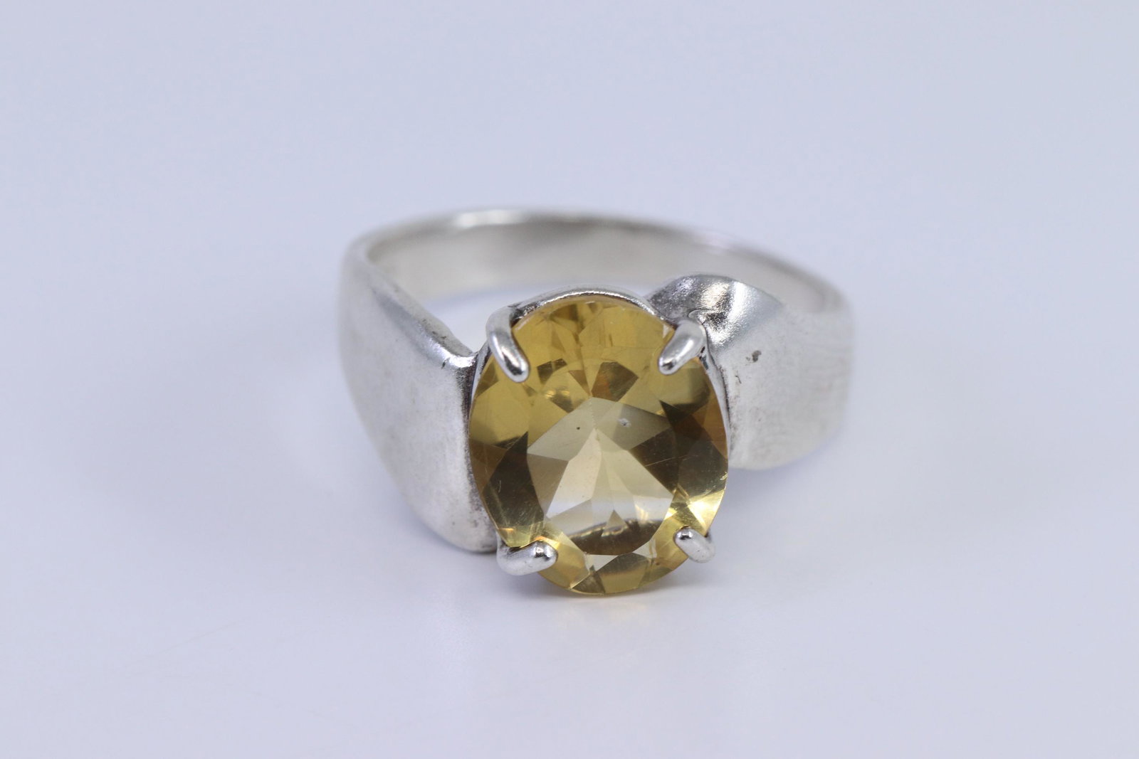 Ladies 925 Silver Ring.: This is. Amazing 925 silver ladies ring. This ring has a center stone not tested. Ring size is 8. total ring weight is 5.3g.