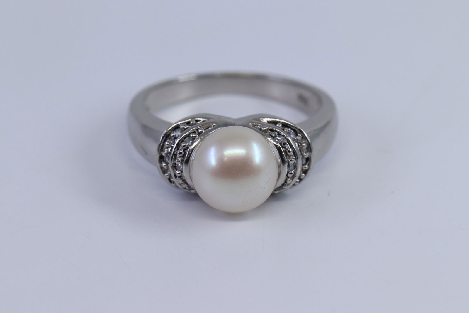 Ladies Pearl Ring. (1 of 3)