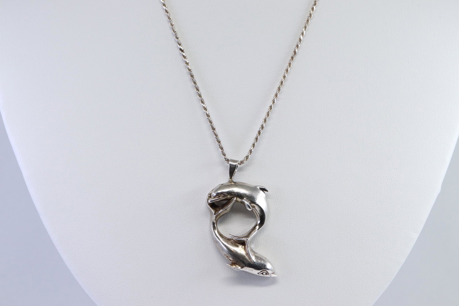 925 Silver Dolphins Necklace: This is a 925 solid dolphins necklace. The necklace is ina very good condition. Size of necklace length:24''. Total size is 15.80g.