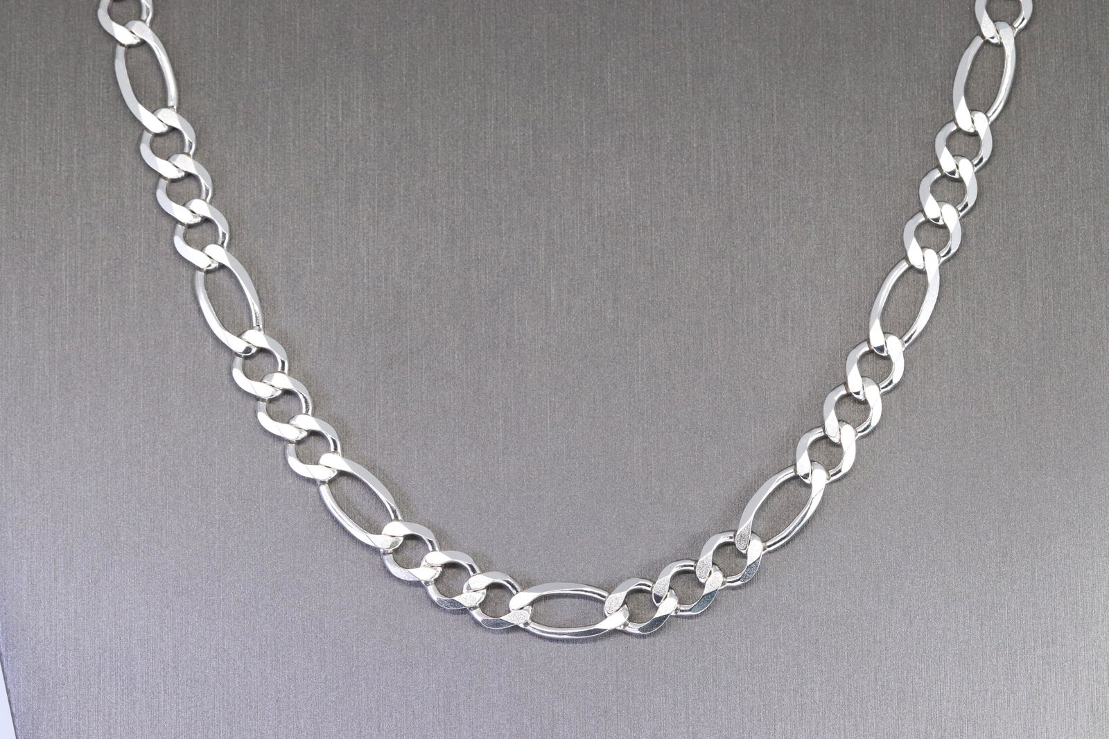 925 Silver Men's Chain: This is a 925 silver men's chain. This chain is in a very good condition. Chain total weight is 34.00g