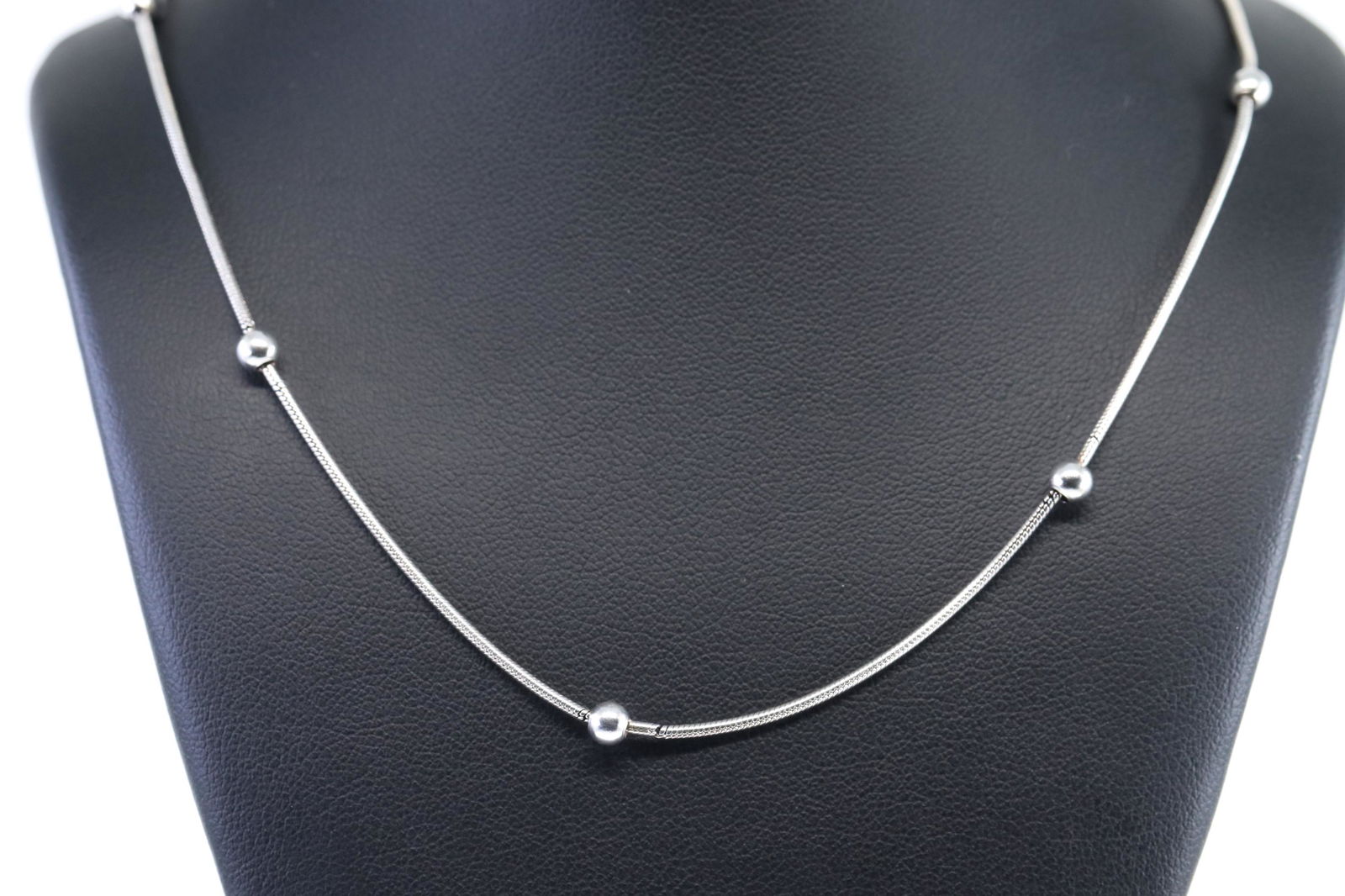 Ladies Silver Necklace. (1 of 4)